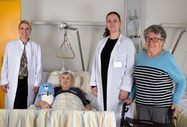 v. li. Anne Weinig (Nutricia) mit Patientin Ingeborg Raddatz und Ingeborg Kress (re.)  sowie Ernährungsberaterin Svenja Eckardt (2. v. re.) | Foto:Jokb