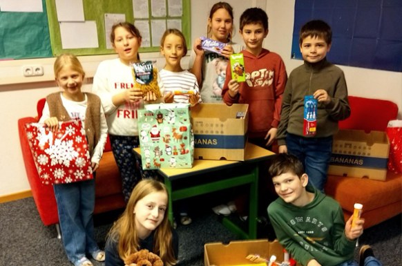 Schulkinder mit gespendeten Geschenken