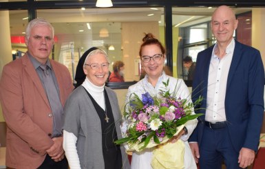 Gruppenbild um Fr. Dr. Hoffmann
