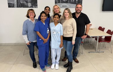 Pflegedirektorin Simone Maikranz, Ashna Mol Alackal-Geevarghese, Vrinda Chandran Salini, Namitha Sony (vorne), Frau Schmidt und  Kolb, (TGE) sowie Personalleiter Marco Meißner