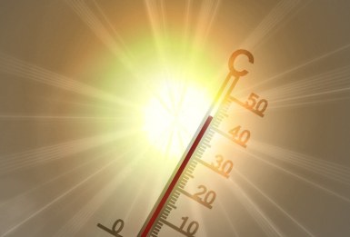 Thermometer zeigt hohe Temperaturen in der Sonne an