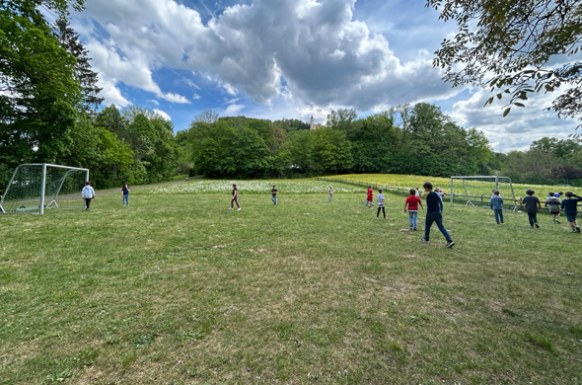 Schulkinder_beim_gemeisamen_Fussballspiel_auf_dem_Fussballplatz